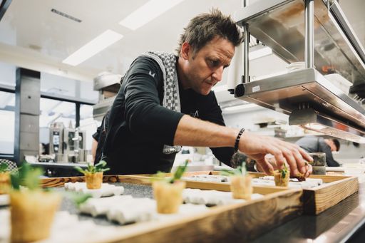  Küchenchef Christian Marent beim Anrichten der Gerichte für sein
neues Menü.