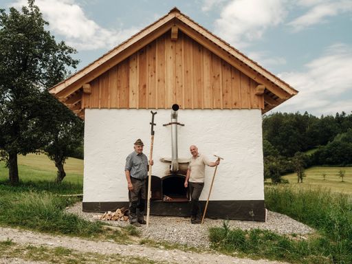  Kalteis vor dem neu renovierten Dörrhaus.
