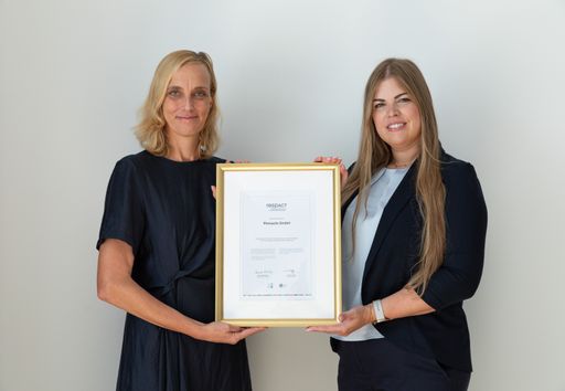 Daniela Knieling (respACT) übergibt Urkunde an 450.
respACT-Mitglied CROWE