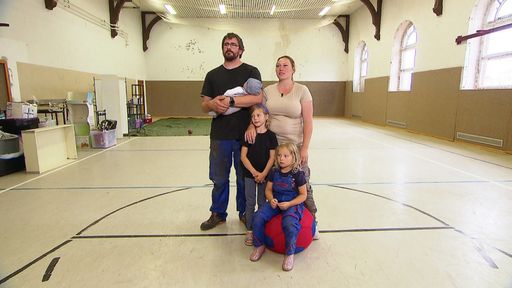 Annika und Ehemann Ivo haben eine alte Turnhalle gekauft. /
Weiterer Text über ots und www.presseportal.de/nr/6605 / Die
Verwendung dieses Bildes für redaktionelle Zwecke ist unter
Beachtung aller mitgeteilten Nutzungsbedingungen zulässig und dann
auch honorarfrei. Veröffentlichung ausschließlich mit
Bildrechte-Hinweis.