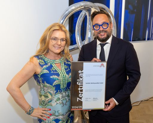 Auf dem Pressefoto v.l.n.r.: Monica Rintersbacher
(Geschäftsführerin Leitbetriebe Austria) und Martin Schiefer
(Gründer und Partner Schiefer Rechtsanwälte) bei der
Zertifikatsübergabe.
