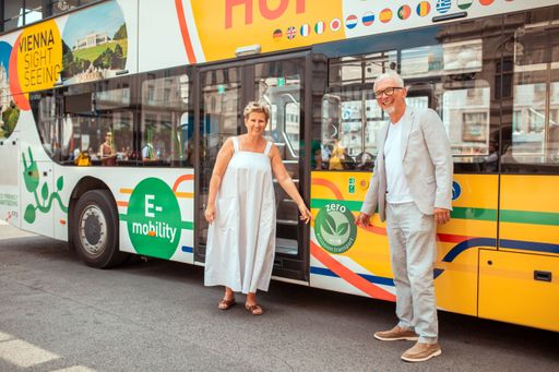 Lisa Frühbauer, Geschäftsführerin der Vienna Sightseeing Tours,
und Davor Sertic, Obmann der Sparte Transport und Verkehr in der
Wirtschaftskammer Wien