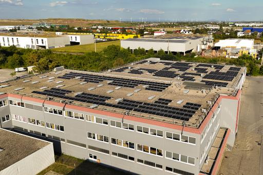 Vorschau Bild von PV-Anlage von CC4Remarketing GmbH am Standort Hosnedlgasse 16,
1220 Wien. Stand August 2024 mit einer Leistungsfähigkeit von
400KW-Peak. Die Anlage ermöglicht klimaneutrales Löschen im Rahmen
des IT-Remarketing.