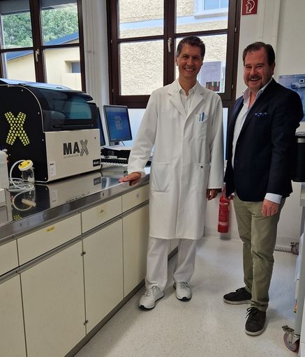  Dr. Thomas Petek vom Labor Lorenz & Petek mit Alexander Fischer
von MADx nach Installation des MAX 9k Analysegeräts.