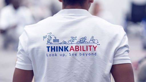  ThinkAbility Logo auf einem T-Shirt