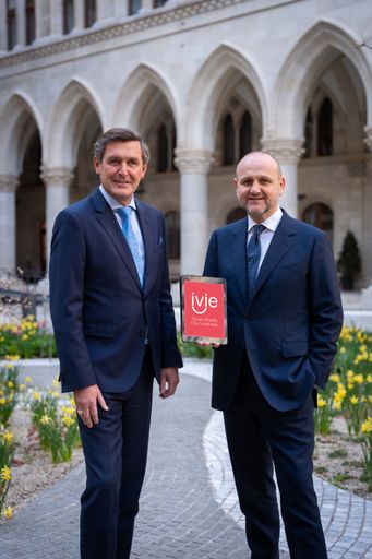Schon mehr als eine Million Downloads für „ivie“, die City Guide
App des WienTourismus: Wirtschaftsstadtrat Peter Hanke (l.) und
Tourismusdirektor Norbert Kettner.