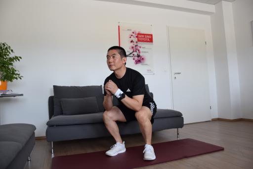 Yasuyuki Tanaka, Zweitplatzierter der Toyota-Challenge, beim
wöchentlichen, firmeninternen Fitness-Programm, das seitens Toyota
Material Handling Austria als Ausgleichstraining angeboten wird.“