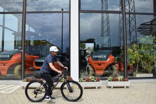 Vorschau Bild von Der Zweitplatzierte der Toyota-Challenge "Start Your Impossible",
Yasuyuki Tanaka, fährt täglich mit dem Fahrrad zur Arbeit.