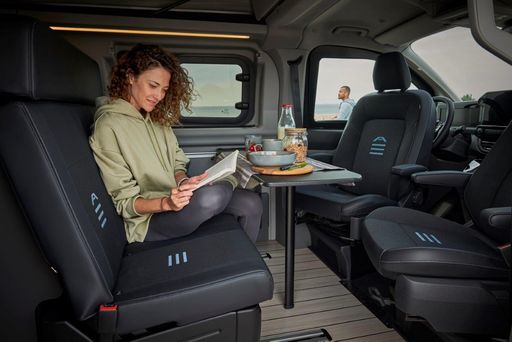 Vorschau Bild von Mit drehbarem Fahrer- und Beifahrersitz: der Ford Transit Custom
Nugget, hier in der neuen Ausstattungsvariante Active. / Weiterer
Text über ots und www.presseportal.de/nr/143363 / Die Verwendung
dieses Bildes für redaktionelle Zwecke ist unter Beachtung aller
mitgeteilten Nutzungsbedingungen zulässig und dann auch honorarfrei.
Veröffentlichung ausschließlich mit Bildrechte-Hinweis.