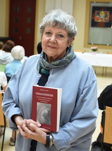 Prof. Dr. Rotraud A. Perner mit Autobiografie "Niemandsweib"
anlässlich ihres 80ers.
