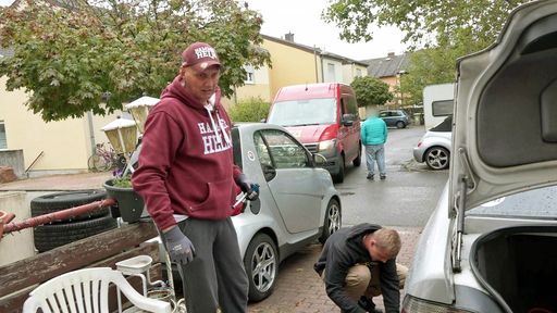Elvis und Sohn Martin versuchen den BMW zu reparieren, da Martin
einen Unfall hatte. / Weiterer Text über ots und
www.presseportal.de/nr/6605 / Die Verwendung dieses Bildes für
redaktionelle Zwecke ist unter Beachtung aller mitgeteilten
Nutzungsbedingungen zulässig und dann auch honorarfrei.
Veröffentlichung ausschließlich mit Bildrechte-Hinweis.