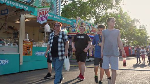 Vorschau Bild von Bei Carmen und ihren Jungs ist unterdessen jede Menge Spaß auf
der Mannheimer Mess angesagt. / Weiterer Text über ots und
www.presseportal.de/nr/6605 / Die Verwendung dieses Bildes für
redaktionelle Zwecke ist unter Beachtung aller mitgeteilten
Nutzungsbedingungen zulässig und dann auch honorarfrei.
Veröffentlichung ausschließlich mit Bildrechte-Hinweis.