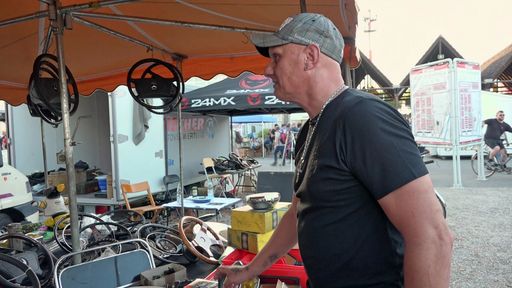 Vorschau Bild von Elvis (Foto) und Dieter besuchen Europas größten Ersatzteilmarkt
für Oldtimer, die Mannheimer Veterama. Dieser findet jedes Jahr
statt und ist für Auto-Fan Elvis ein absolutes Highlight. / Weiterer
Text über ots und www.presseportal.de/nr/6605 / Die Verwendung
dieses Bildes für redaktionelle Zwecke ist unter Beachtung aller
mitgeteilten Nutzungsbedingungen zulässig und dann auch honorarfrei.
Veröffentlichung ausschließlich mit Bildrechte-Hinweis.