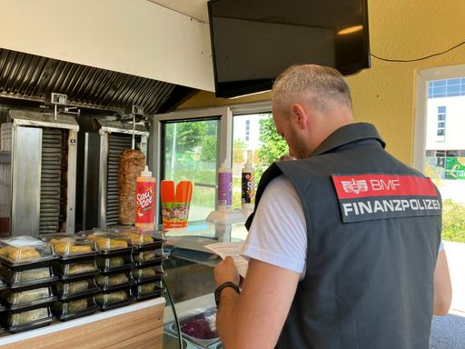 Finanzpolizei: „Aktion scharf“ bei Kebabständen bringt massive
Verstöße zum Vorschein