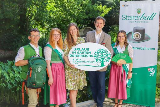 Vorschau Bild von V.l.: Stephanos Berger (Projektkoordination CIDCOM),
Blumenprinzessin Anna-Sophie, Kathrin Großschedl (Oststeiermark
Tourismus), Andreas Zakostelsky (Obmann Verein der Steirer in Wien),
Blumenprinzessin Laura.