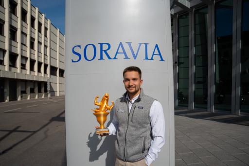  Jufina-Vorstand Armin Gfrerer mit „Goldenem Miethai“ für die IMA
(Teil der Soravia Group)