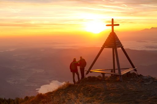  Sonnenaufgang auf der Gerlitzen Alpe (1.911 m) vom Wetterkreuz
Berger Alm nahe des Gipfels aus beobachtet.