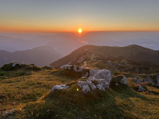 Vorschau Bild von Sonnenaufgang auf der Ferlacher Spitze (1.742 m) vom
Gipfel-Bankerl aus bewundert.