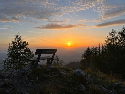 Vorschau Bild von Sonnenaufgang am Dobratsch (2.166 m) vom Kirchlein Maria am Stein
aus bestaunt