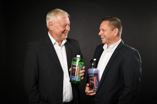  Albert Lampel (re.) und Rainer Horak (li.) maxolen Mannschaft im
Aussendienst / Verkaufsberatung / Anwendungstechnische Betreuung.
maxolen Austria GmbH, Salzburg, Österreich. / Weiterer Text über ots
und www.presseportal.ch/de/nr/100055405 / Die Verwendung dieses
Bildes für redaktionelle Zwecke ist unter Beachtung aller
mitgeteilten Nutzungsbedingungen zulässig und dann auch honorarfrei.
Veröffentlichung ausschließlich mit Bildrechte-Hinweis.