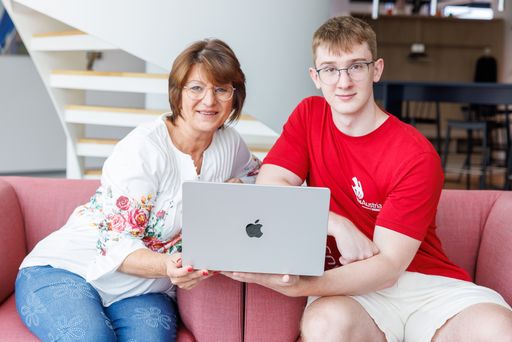  Maria Neumann, Spartenobfrau des Wiener Gewerbes und Handwerks,
besuchte den HTL-Schüler Markus Wizany, der in diesem Jahr
Österreich und Wien bei den 47. Berufsweltmeisterschaft, den
WorldSkills in Lyon (Frankreich) vom 10. bis 15. September in der
Disziplin Web-Development vertreten wird.