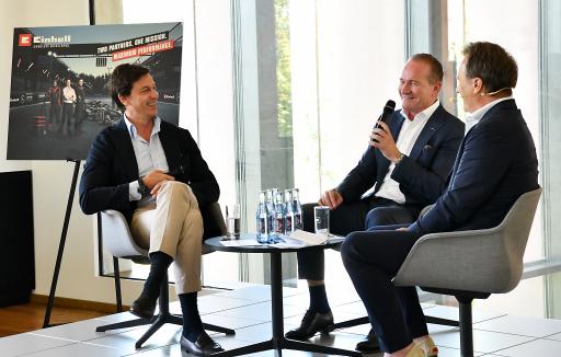  Toto Wolff (links) besuchte das Einhell Headquarter in Landau und
diskutierte mit Einhell-CEO Andreas Kroiss (mitte) und den
Einhell-Führungskräften über verschiedene Themen. / Weiterer Text
über ots und www.presseportal.de/nr/60991 / Die Verwendung dieses
Bildes für redaktionelle Zwecke ist unter Beachtung aller
mitgeteilten Nutzungsbedingungen zulässig und dann auch honorarfrei.
Veröffentlichung ausschließlich mit Bildrechte-Hinweis.