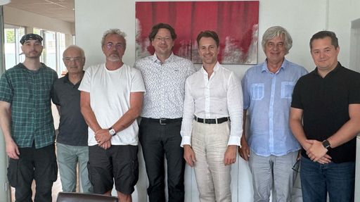  Von links nach rechts: Stefan Divoky, Günter Divoky, Bernhard
Knibbe, Nikolaus Doppel, Felix Kroschke, Hans Doppel, Marco Kosztka
/ Weiterer Text über ots und www.presseportal.de/nr/169988 / Die
Verwendung dieses Bildes für redaktionelle Zwecke ist unter
Beachtung aller mitgeteilten Nutzungsbedingungen zulässig und dann
auch honorarfrei. Veröffentlichung ausschließlich mit
Bildrechte-Hinweis.