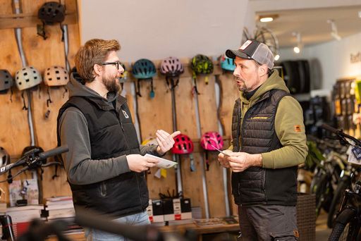  Foto von unserer Fachhandelsbetreuung mit einem Partnerhändler im
Fahrrad Store.