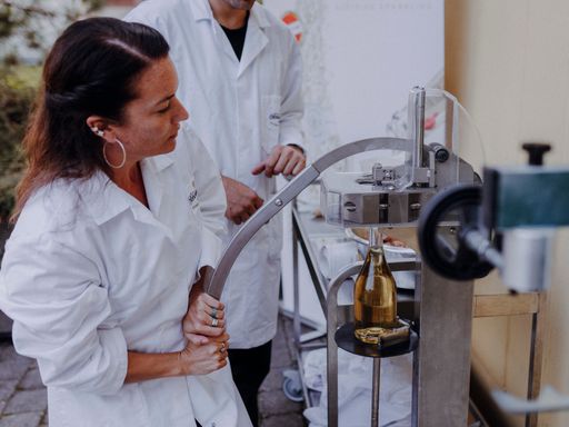 Vorschau Bild von Wien Schauspielerin Lisa Hörtnagel hatten die Damen bei Sekt and
the City viel Spaß beim Degorgieren ihrer persönlichen Flasche Sekt
Austria.