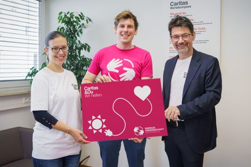 Kooperation zur Bekämpfung von Energiearmut: Initiator Matthias
Nadrag (Mitte), Kärntens Caritasdirektor Ernst Sandriesser und
Christine Ofner, Teamleiterin der Sozialberatung der Caritas Kärnten
