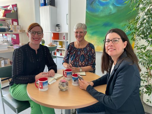  Das Redaktionsteam des Bildungsbuchs (v.l.n.r.): Katrin Reiter,
MA Bakk. phil., Projektleitung; Michaela Wehrle, SEO-Expertin; Mag.a
Daniela Bayer-Schrott, Redaktionsleitung