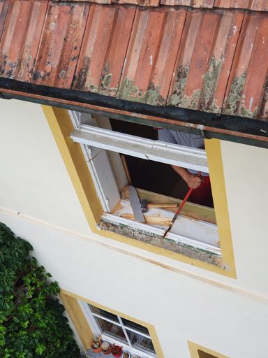 Der Austausch alter Fenster gegen neue, energieeffiziente Modelle
kann einen erheblichen Beitrag zur Reduzierung der Wärmeverluste und
zur Senkung der Heizkosten leisten