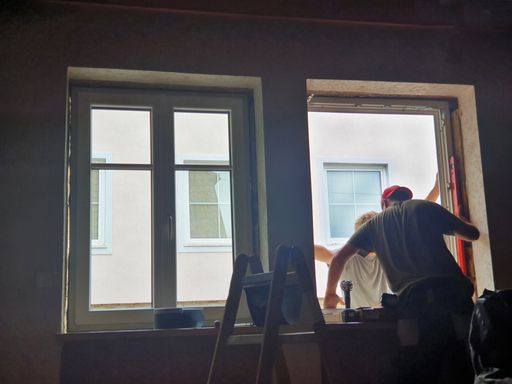 Vorschau Bild von Moderne Fenster haben eine Dreifach-Wärmeschutzverglasung mit
einer Edelgasfüllung zwischen den Glasscheiben und funktionalen
Beschichtungen