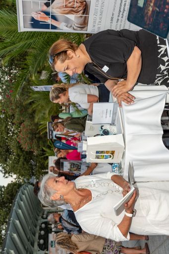 Vorschau Bild von Intensives Netzwerken auf der Terrasse des Congress Center Baden
beim RTK-Sommerfest.