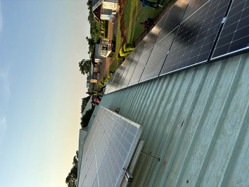 Vorschau Bild von Installation der PV-Module auf dem Dach des Kinderheims St. Clare
in Uganda