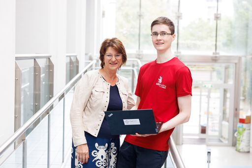  Maria Neumann, Spartenobfrau des Wiener Gewerbes und Handwerks,
besuchte den Schüler Stefan Tomp in der HTL Wien 3 Rennweg, der in
diesem Jahr Österreich und Wien bei den 47. Berufsweltmeisterschaft,
den WorldSkills in Lyon (Frankreich) vom 10. bis 15. September in
der Disziplin IT-Netzwerk- und Systemadministration vertreten wird.