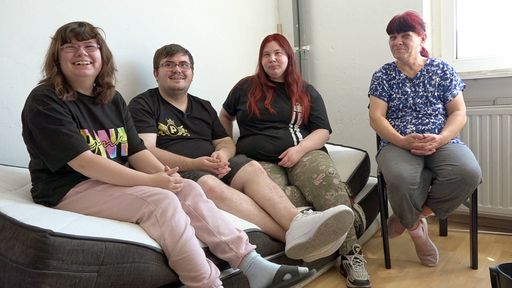 Petra (re.), Selina, Pascal und seine Freundin Lea sind nach nur
zwei Monaten in Dessau wieder zurück in Mannheim. / Weiterer Text
über ots und www.presseportal.de/nr/6605 / Die Verwendung dieses
Bildes für redaktionelle Zwecke ist unter Beachtung aller
mitgeteilten Nutzungsbedingungen zulässig und dann auch honorarfrei.
Veröffentlichung ausschließlich mit Bildrechte-Hinweis.