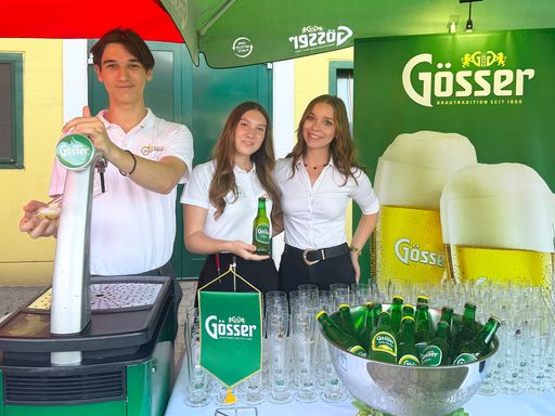  Die Top-Lehrlinge übten bereits beim Gösser Bierstand das perfekt
Zapfen.