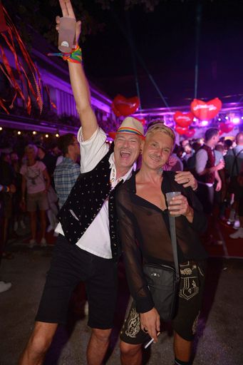 Gute Stimmung bei der Almdudler Almrausch Party im Schloss
Leonstain.