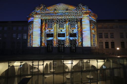 Das nächtliche Technische Museum Wien mit einer KI-generierten
Fassadenprojektion