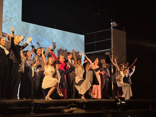 Vorschau Bild von Beeindruckende Gesangs- und Tanzeinlagen der Darsteller