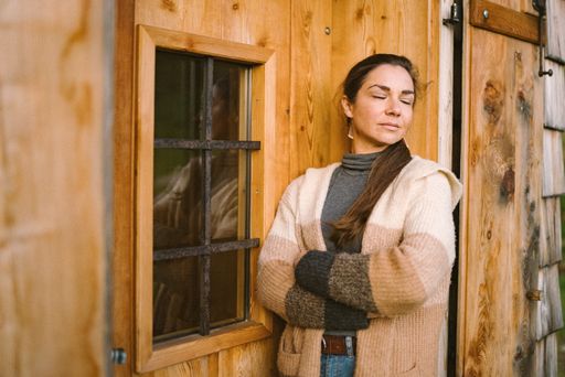 Vorschau Bild von Frau steht in der Tür, Almhütte in Kärnten