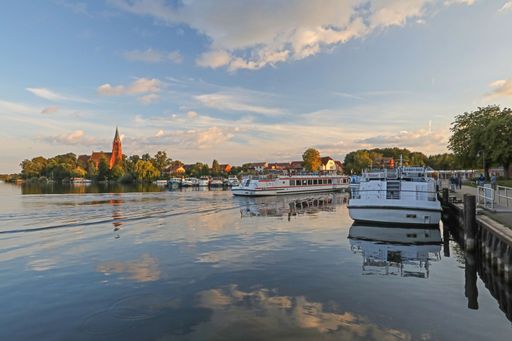 Vorschau Bild von Schiffe liegen im Hafen von Röbel / Müritz bei Sonnenuntergang.