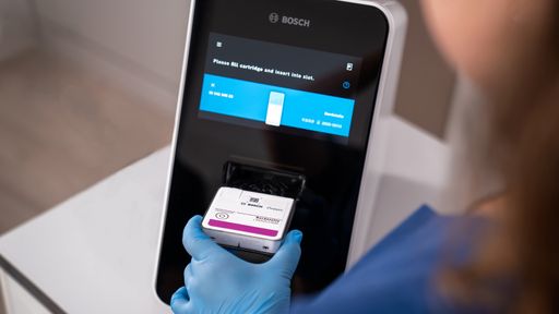 Mit dem Vivalytic Bordetella Test können drei verschiedene
Pathogene erkannt werden, die eine Infektion mit Keuchhusten
auslösen können. / Weiterer Text über ots und
www.presseportal.de/nr/142767 / Die Verwendung dieses Bildes für
redaktionelle Zwecke ist unter Beachtung aller mitgeteilten
Nutzungsbedingungen zulässig und dann auch honorarfrei.
Veröffentlichung ausschließlich mit Bildrechte-Hinweis.