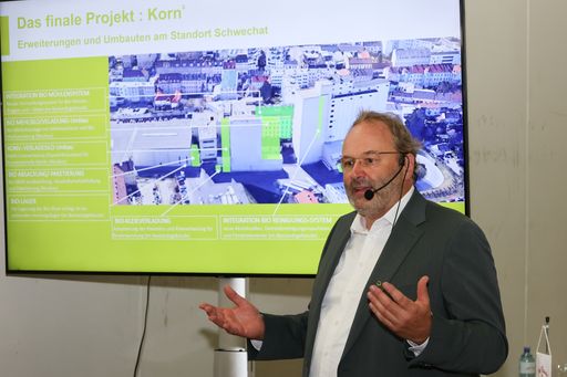Vorschau Bild von Geschäftsführer Peter Stallberger stellt das neue Bio-Mühlen
Projekt vor.