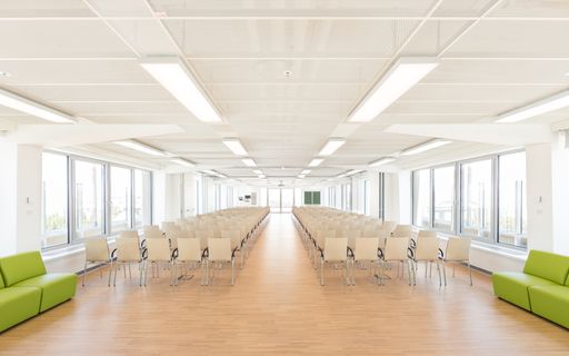  In der Sky Lounge der Universität Wien treffen sich am 10.
Oktober 2024 Krisenmanager und Kommunikationsverantwortliche (m/w/d)
zum Österreichischen Krisenkommunikationsgipfel 2024.