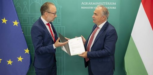 Gunther Weiss (Leitung Qualitätsmanagement Alnatura) übergibt an
Dr. István Nágy, derzeitiger EU-Ratsvorsitzender für Landwirtschaft
und Fischerei, den Offenen Brief "Lebensmittelwirtschaft für
Wahlfreiheit"