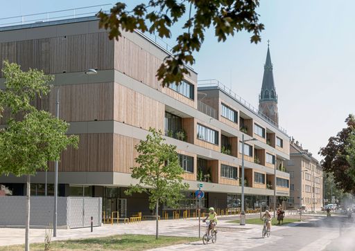  Der Bildungscampus von Kronaus Mitterer zeichnet sich durch
abwechselnd angeordnete, aus der Fassade hervor- und
zurückspringende Elemente aus, die eine flexible Raumnutzung
ermöglichen, viel Licht einlassen und drinnen und draußen fließend
verbinden.