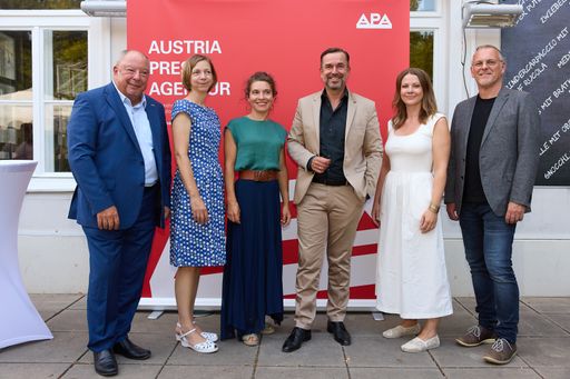  APA-Bieriger 2024: APA-Geschäftsführung und -Chefredaktion
v.l.n.r.: Werner Müllner (stv. Chefredakteur), Katharina Schell
(stv. Chefredakteurin, Leiterin Digitale Innovation), Maria Scholl
(Chefredakteurin), Clemens Pig (Geschäftsführender Vorstand),
Susanne Puller-Knittelfelder (stv. Chefredakteurin und
Innenpolitik-Ressortleiterin), Christian Kneil (stv. Chefredakteur
und Head of Content Business).