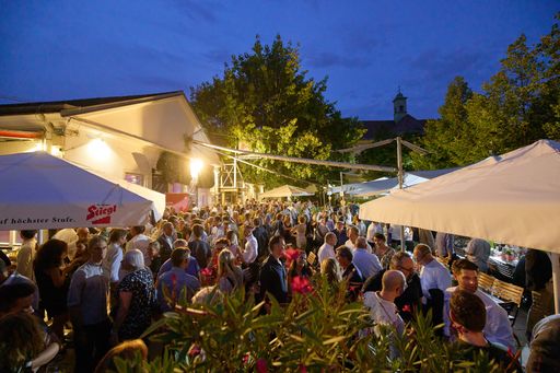 Vorschau Bild von 20 Jahre APA-Bieriger: Inmitten der hitzigen Vorwahlzeit lud die
APA – Austria Presse Agentur am 2. September 2024 die Medien- und
Kommunikationsbranche erneut zu einem lauen Spätsommerabend ins
Wiener Alte AKH.